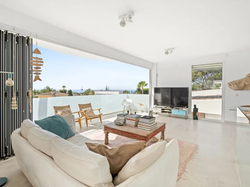 House - Detached Villa в продаже в Marbella, Málaga. В доме 3 спален и 2 ванных комнат. Площадь дома 309 м². Площадь участка 400 м²
