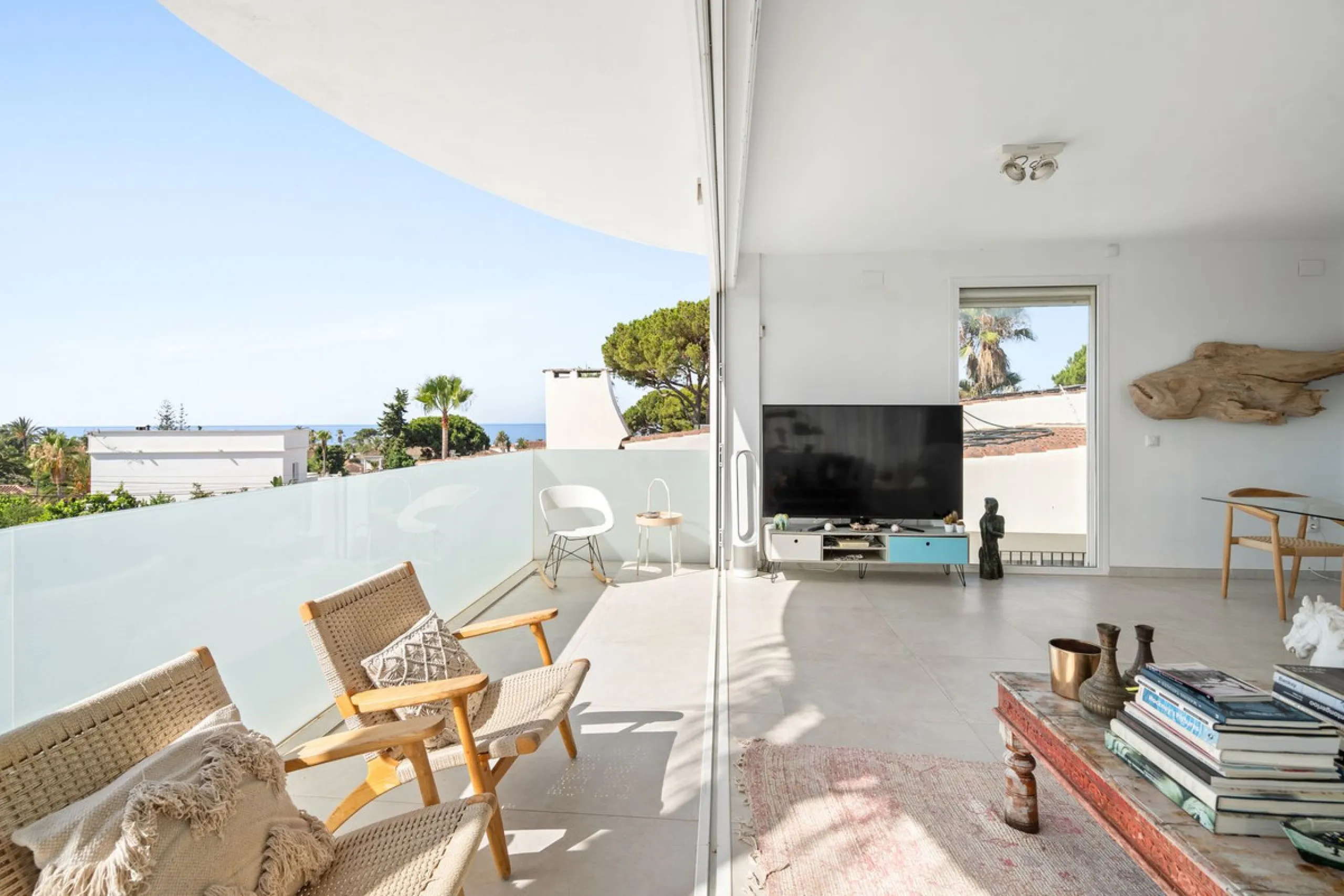 House - Detached Villa в продаже в Marbella, Málaga. В доме 3 спален и 2 ванных комнат. Площадь дома 309 м². Площадь участка 400 м²