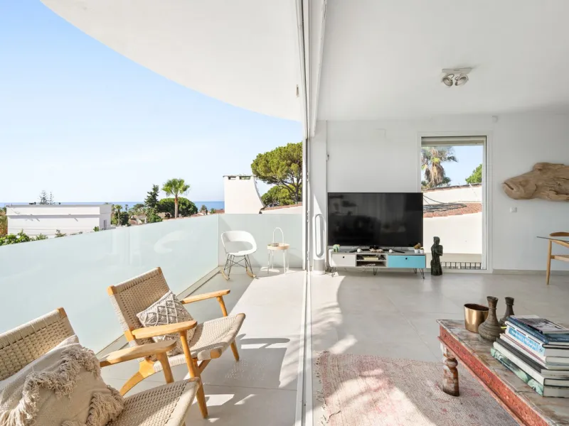 House - Detached Villa в продаже в Marbella, Málaga. В доме 3 спален и 2 ванных комнат. Площадь дома 309 м². Площадь участка 400 м²