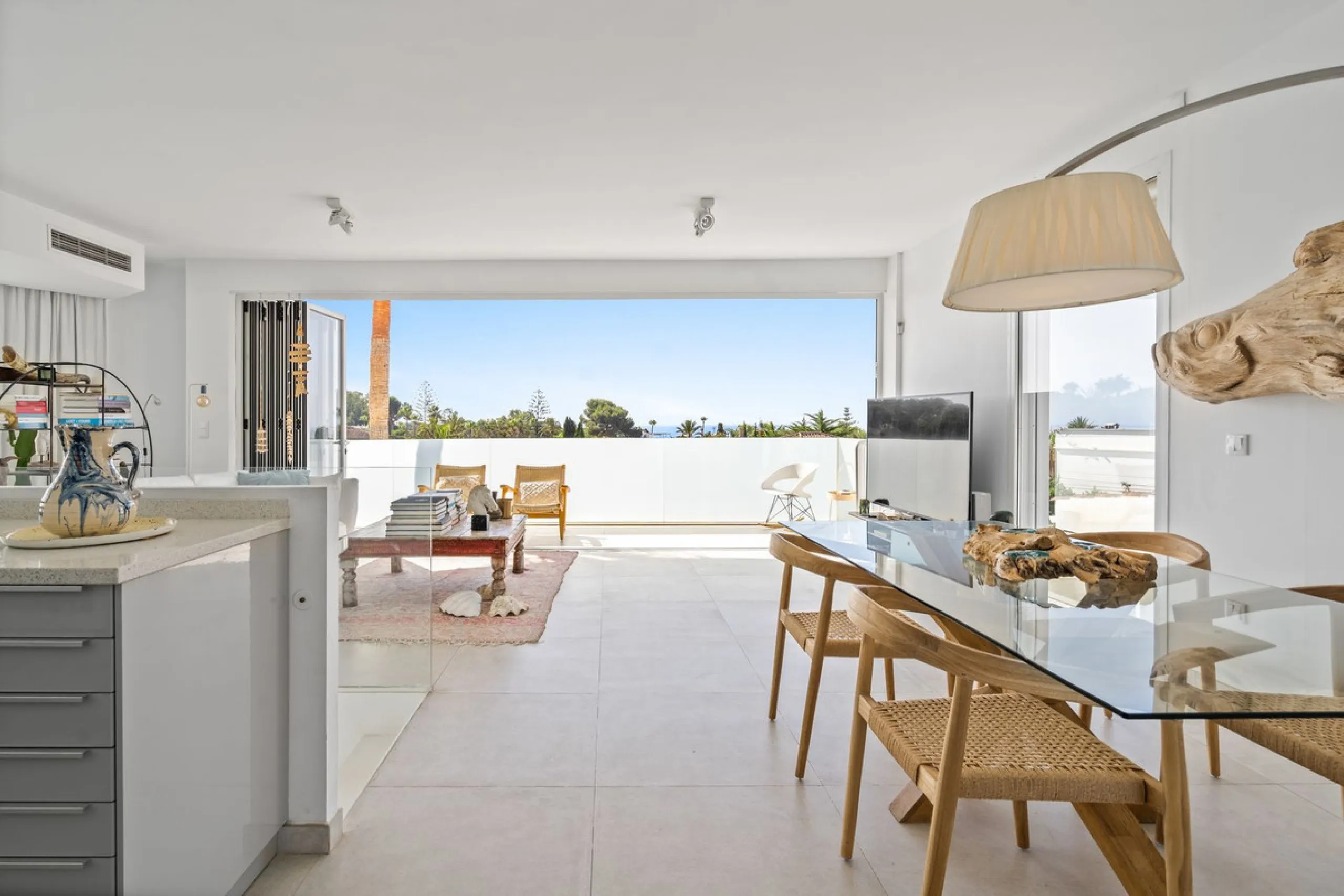 House - Detached Villa в продаже в Marbella, Málaga. В доме 3 спален и 2 ванных комнат. Площадь дома 309 м². Площадь участка 400 м²
