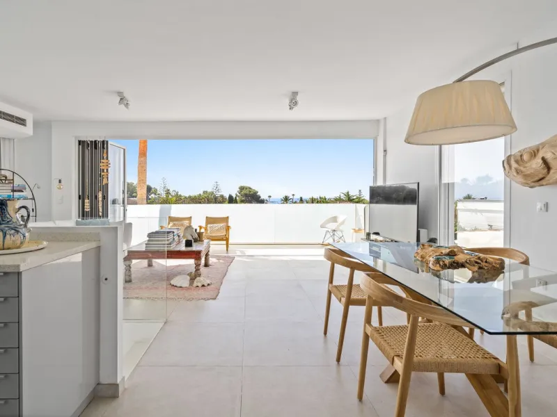 House - Detached Villa в продаже в Marbella, Málaga. В доме 3 спален и 2 ванных комнат. Площадь дома 309 м². Площадь участка 400 м²