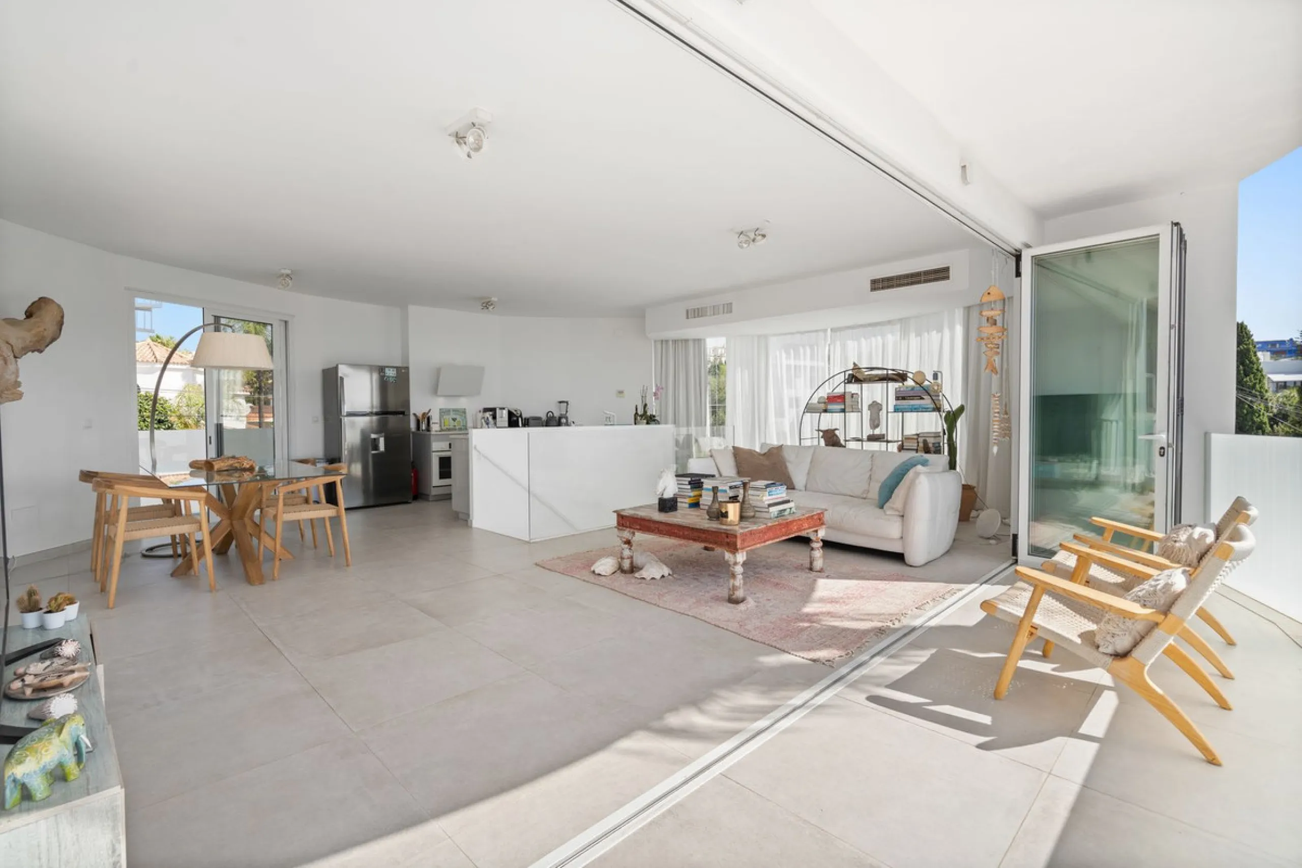 House - Detached Villa в продаже в Marbella, Málaga. В доме 3 спален и 2 ванных комнат. Площадь дома 309 м². Площадь участка 400 м²