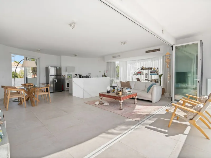 House - Detached Villa в продаже в Marbella, Málaga. В доме 3 спален и 2 ванных комнат. Площадь дома 309 м². Площадь участка 400 м²