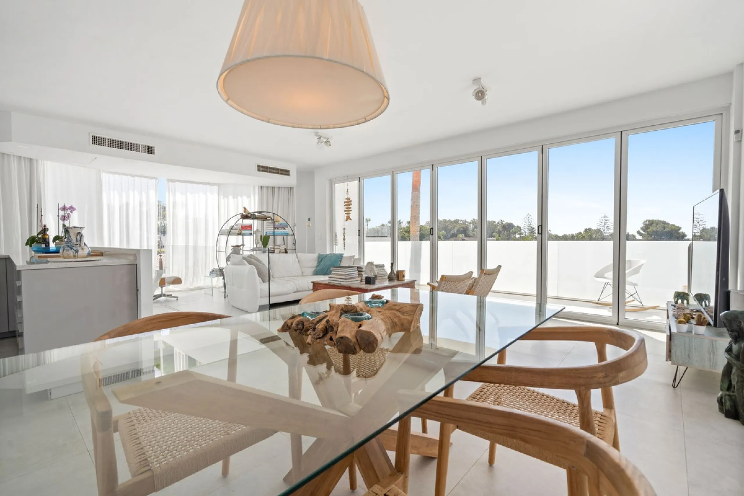 House - Detached Villa в продаже в Marbella, Málaga. В доме 3 спален и 2 ванных комнат. Площадь дома 309 м². Площадь участка 400 м²