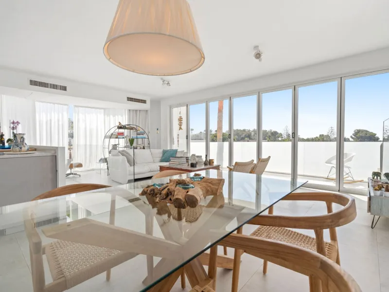 House - Detached Villa в продаже в Marbella, Málaga. В доме 3 спален и 2 ванных комнат. Площадь дома 309 м². Площадь участка 400 м²