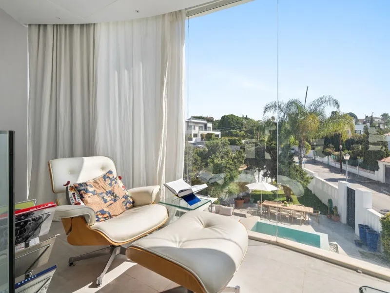 House - Detached Villa в продаже в Marbella, Málaga. В доме 3 спален и 2 ванных комнат. Площадь дома 309 м². Площадь участка 400 м²