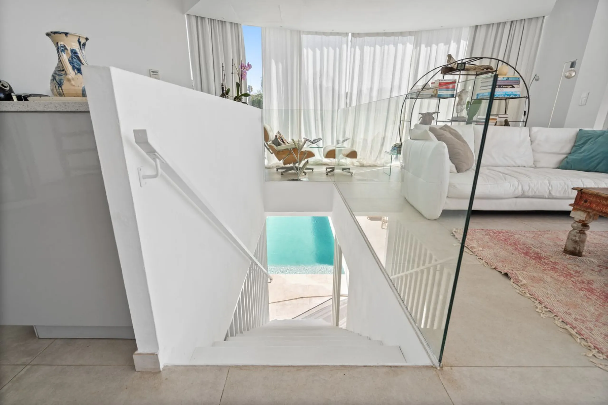 House - Detached Villa в продаже в Marbella, Málaga. В доме 3 спален и 2 ванных комнат. Площадь дома 309 м². Площадь участка 400 м²
