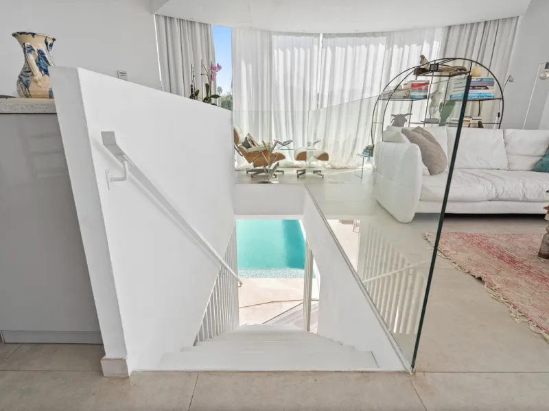 House - Detached Villa в продаже в Marbella, Málaga. В доме 3 спален и 2 ванных комнат. Площадь дома 309 м². Площадь участка 400 м²
