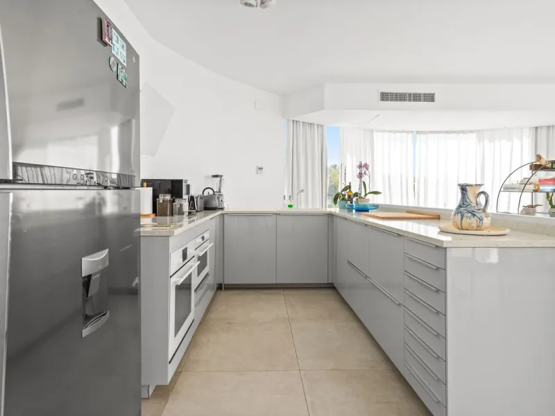 House - Detached Villa в продаже в Marbella, Málaga. В доме 3 спален и 2 ванных комнат. Площадь дома 309 м². Площадь участка 400 м²