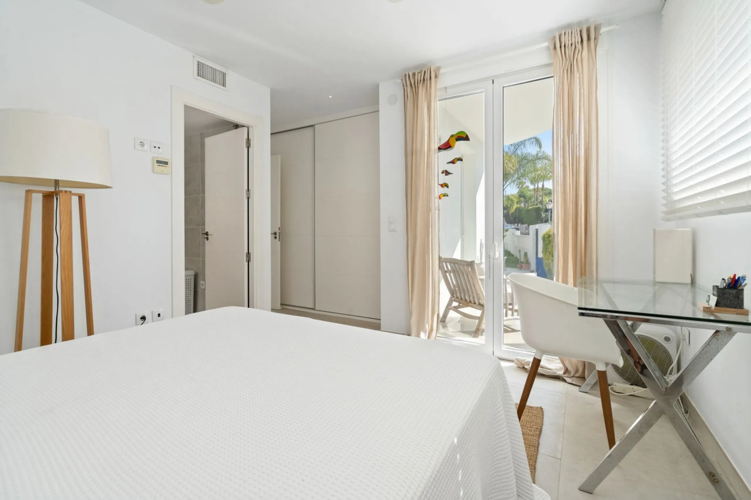 House - Detached Villa в продаже в Marbella, Málaga. В доме 3 спален и 2 ванных комнат. Площадь дома 309 м². Площадь участка 400 м²