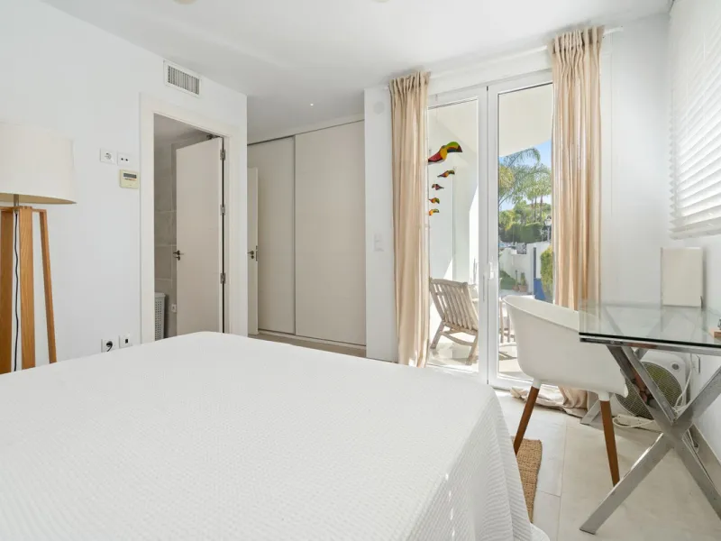 House - Detached Villa в продаже в Marbella, Málaga. В доме 3 спален и 2 ванных комнат. Площадь дома 309 м². Площадь участка 400 м²