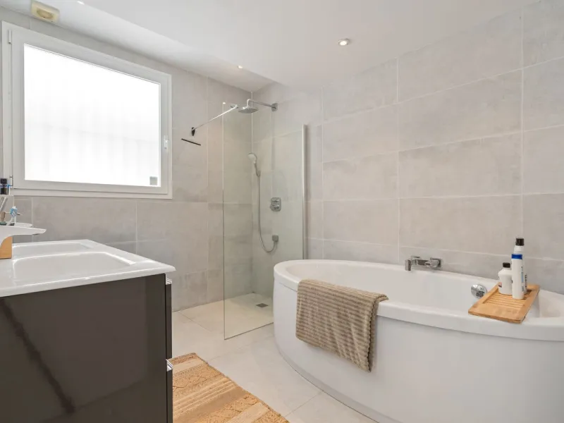 House - Detached Villa в продаже в Marbella, Málaga. В доме 3 спален и 2 ванных комнат. Площадь дома 309 м². Площадь участка 400 м²