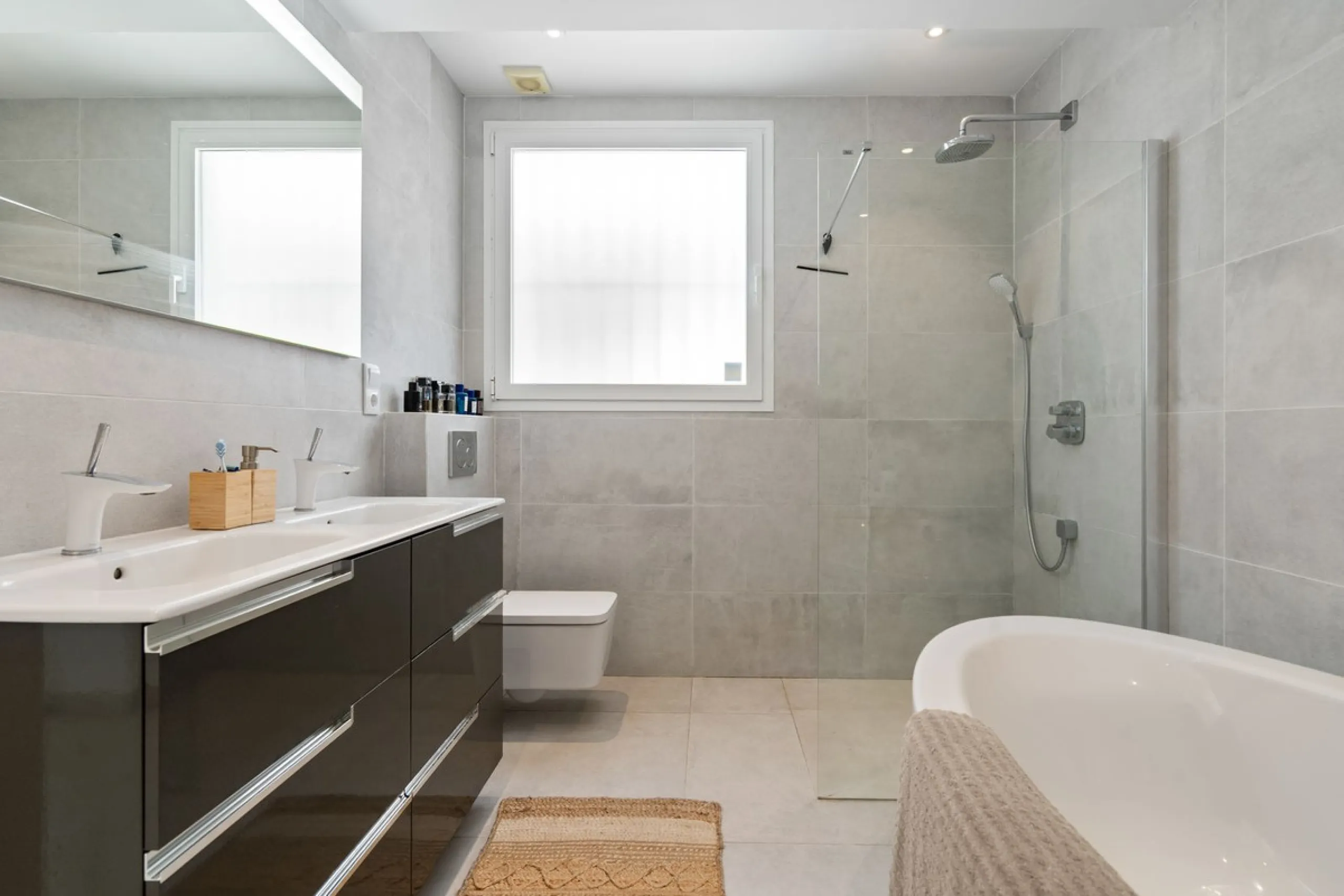 House - Detached Villa в продаже в Marbella, Málaga. В доме 3 спален и 2 ванных комнат. Площадь дома 309 м². Площадь участка 400 м²