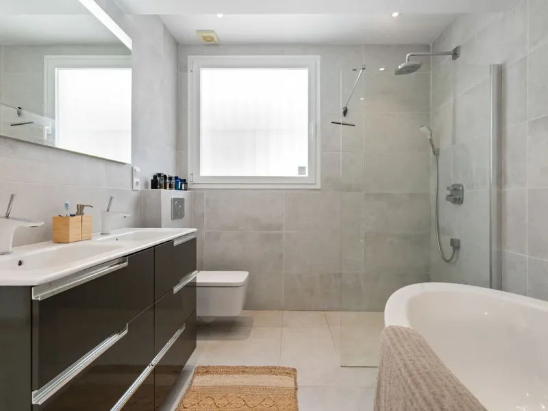 House - Detached Villa в продаже в Marbella, Málaga. В доме 3 спален и 2 ванных комнат. Площадь дома 309 м². Площадь участка 400 м²