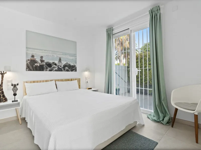 House - Detached Villa в продаже в Marbella, Málaga. В доме 3 спален и 2 ванных комнат. Площадь дома 309 м². Площадь участка 400 м²