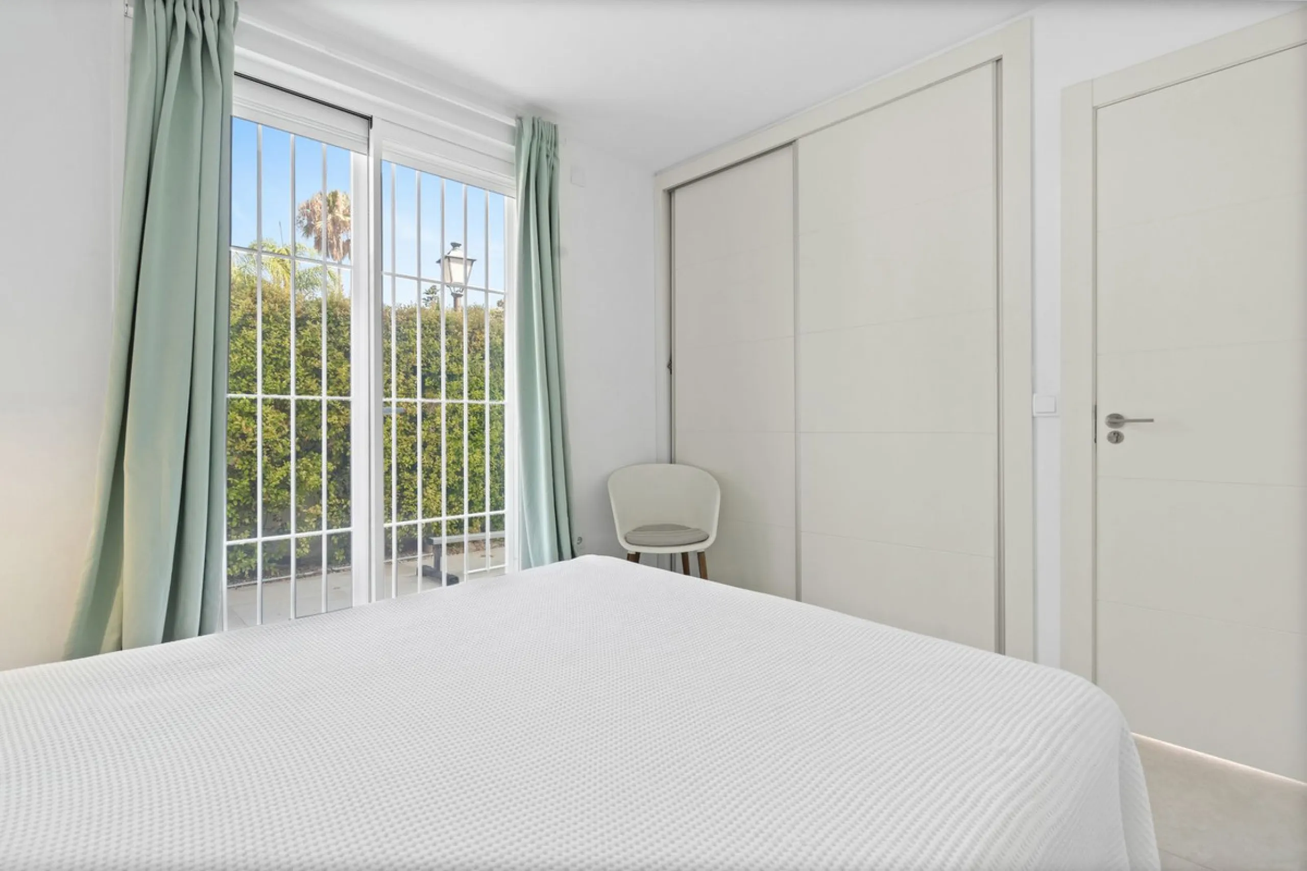 House - Detached Villa в продаже в Marbella, Málaga. В доме 3 спален и 2 ванных комнат. Площадь дома 309 м². Площадь участка 400 м²