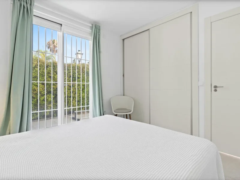 House - Detached Villa в продаже в Marbella, Málaga. В доме 3 спален и 2 ванных комнат. Площадь дома 309 м². Площадь участка 400 м²