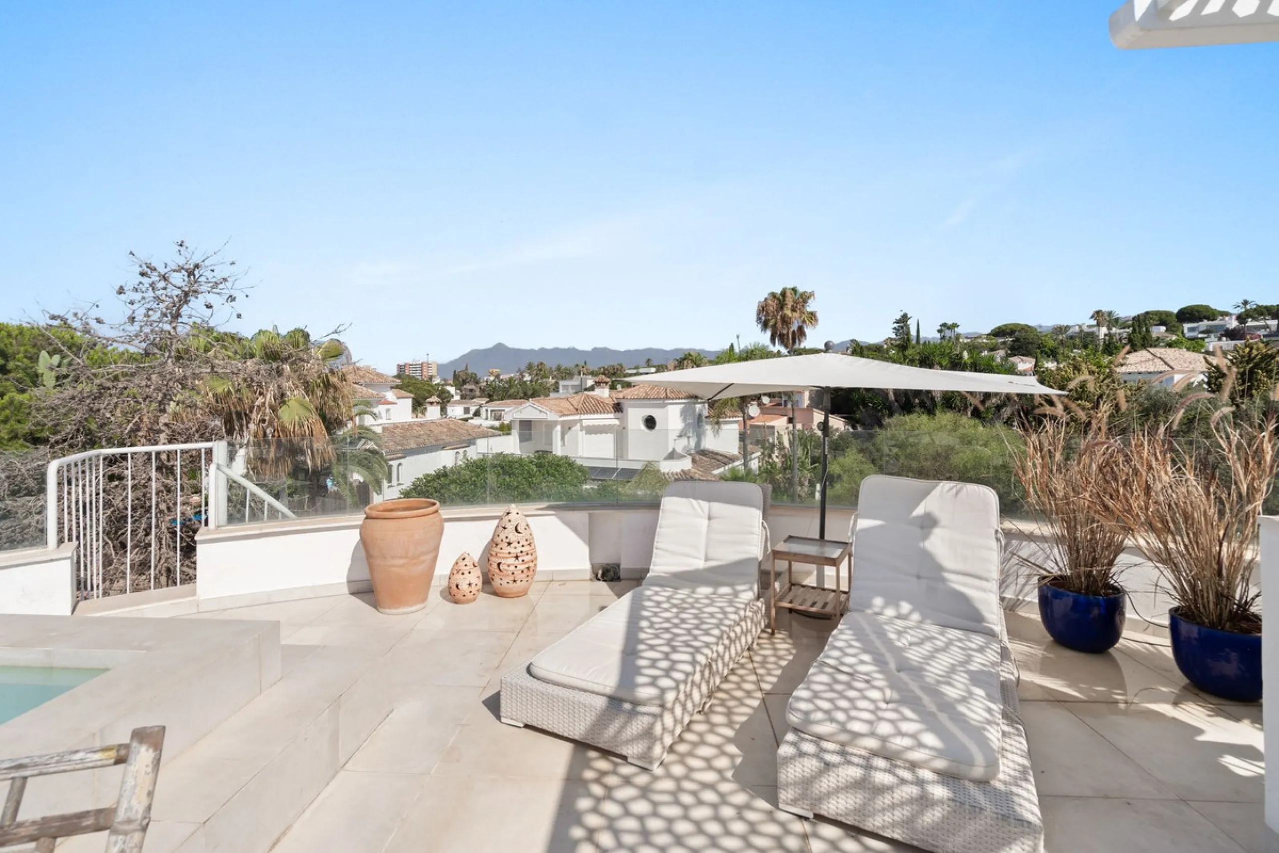 House - Detached Villa в продаже в Marbella, Málaga. В доме 3 спален и 2 ванных комнат. Площадь дома 309 м². Площадь участка 400 м²