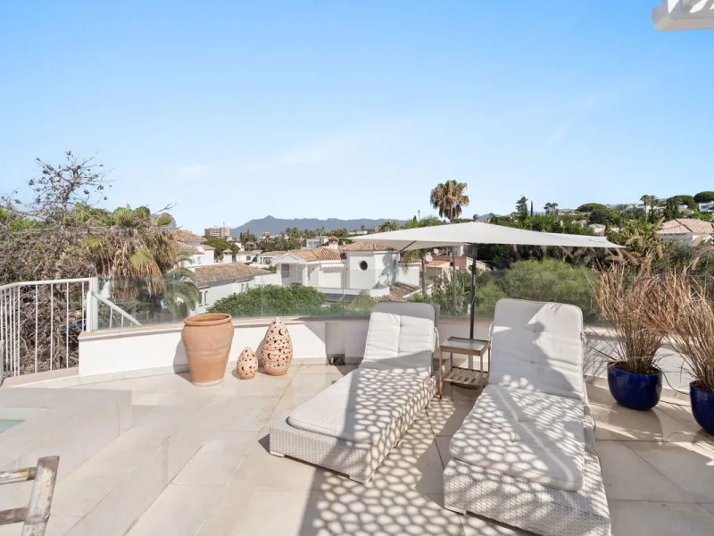 House - Detached Villa в продаже в Marbella, Málaga. В доме 3 спален и 2 ванных комнат. Площадь дома 309 м². Площадь участка 400 м²