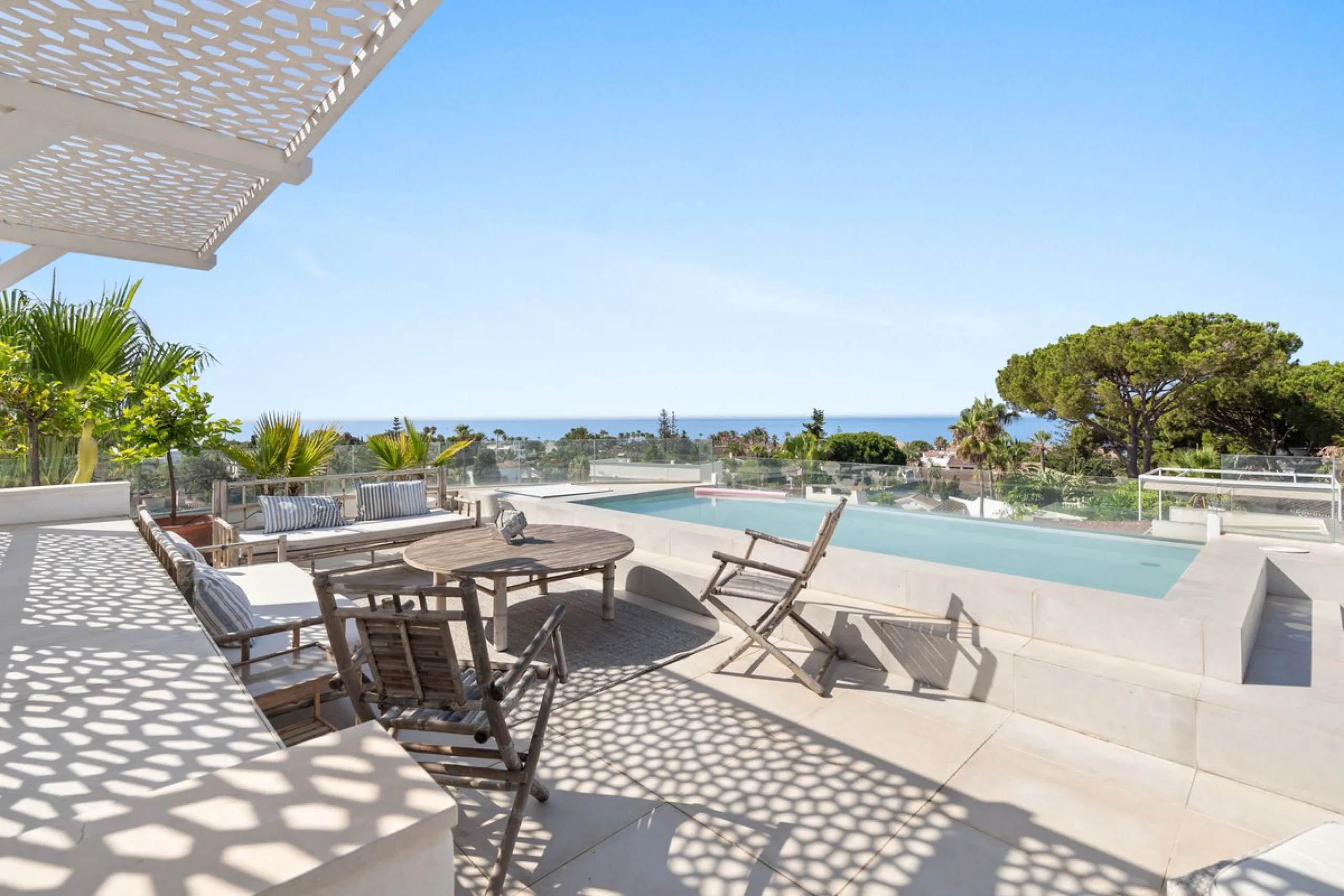 House - Detached Villa в продаже в Marbella, Málaga. В доме 3 спален и 2 ванных комнат. Площадь дома 309 м². Площадь участка 400 м²