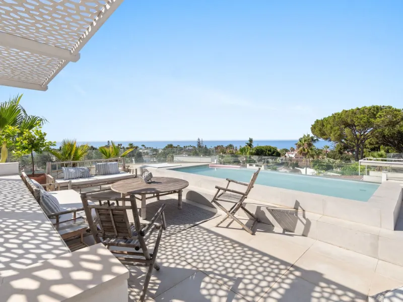 House - Detached Villa в продаже в Marbella, Málaga. В доме 3 спален и 2 ванных комнат. Площадь дома 309 м². Площадь участка 400 м²