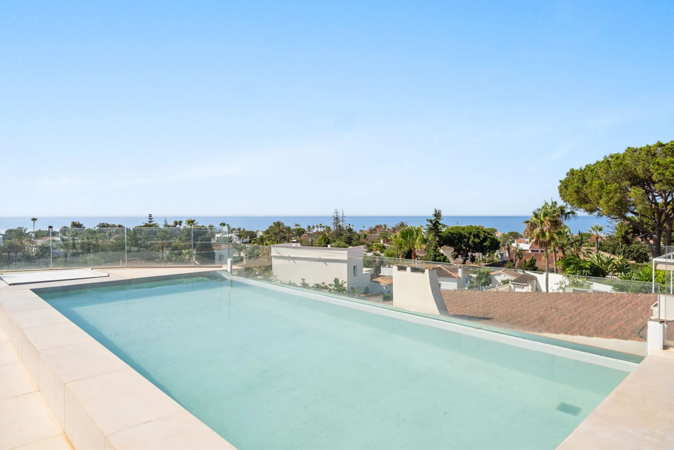 House - Detached Villa в продаже в Marbella, Málaga. В доме 3 спален и 2 ванных комнат. Площадь дома 309 м². Площадь участка 400 м²