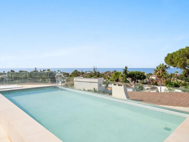 House - Detached Villa в продаже в Marbella, Málaga. В доме 3 спален и 2 ванных комнат. Площадь дома 309 м². Площадь участка 400 м²