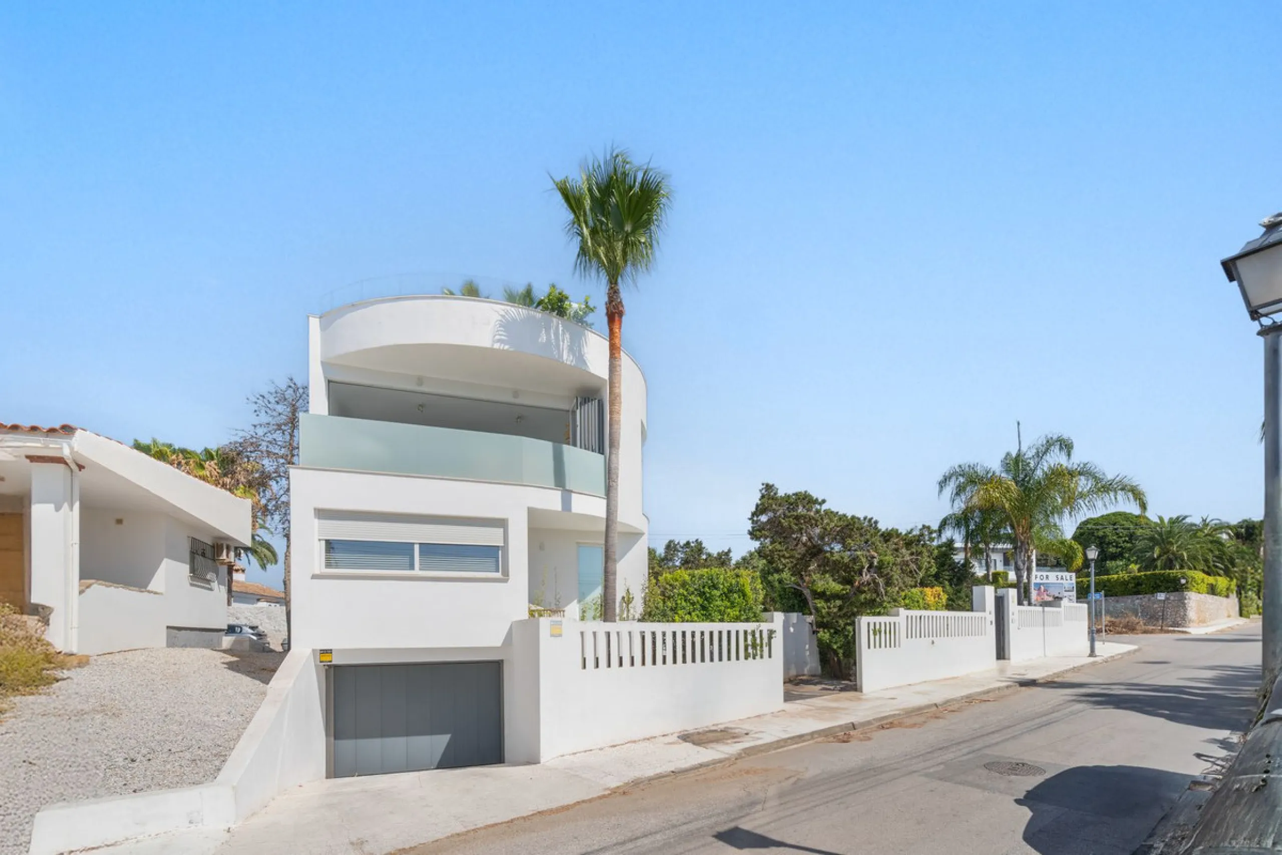 House - Detached Villa в продаже в Marbella, Málaga. В доме 3 спален и 2 ванных комнат. Площадь дома 309 м². Площадь участка 400 м²