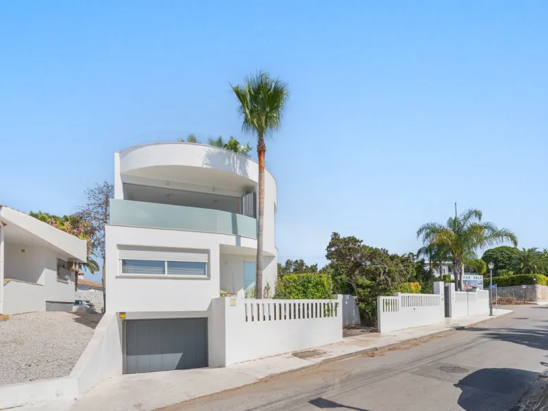 House - Detached Villa в продаже в Marbella, Málaga. В доме 3 спален и 2 ванных комнат. Площадь дома 309 м². Площадь участка 400 м²