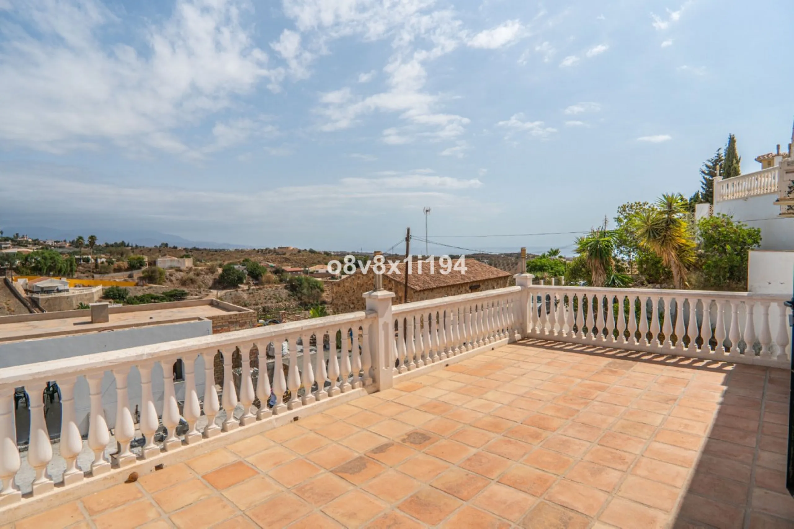 Looking for peace, space, and quality of life near the sea? Look no further! We present to you this spectacular detached villa located in a luxurious area of Benajarafe, just 1.5 km from the beach, offering stunning open views that will make you feel like