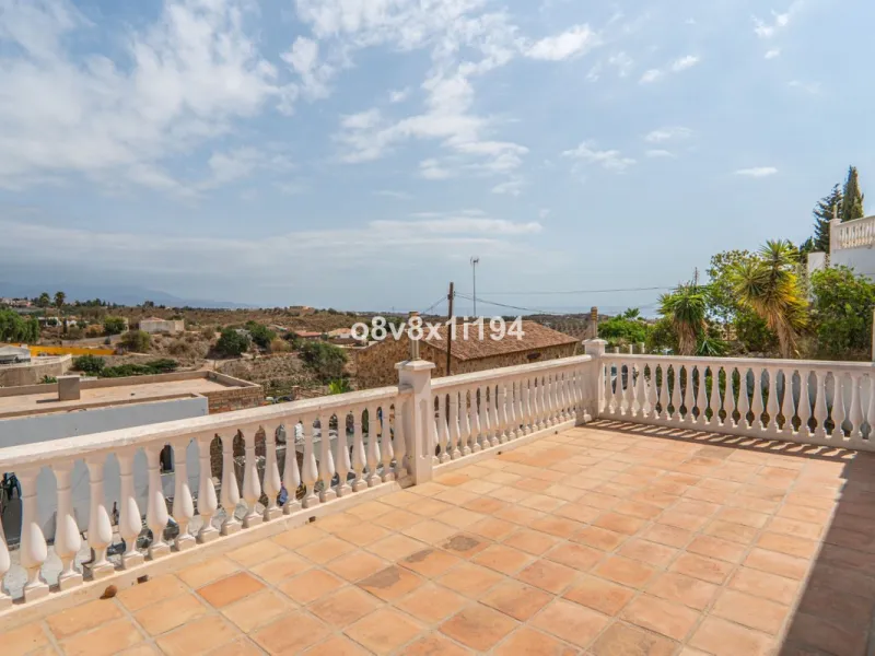Looking for peace, space, and quality of life near the sea? Look no further! We present to you this spectacular detached villa located in a luxurious area of Benajarafe, just 1.5 km from the beach, offering stunning open views that will make you feel like