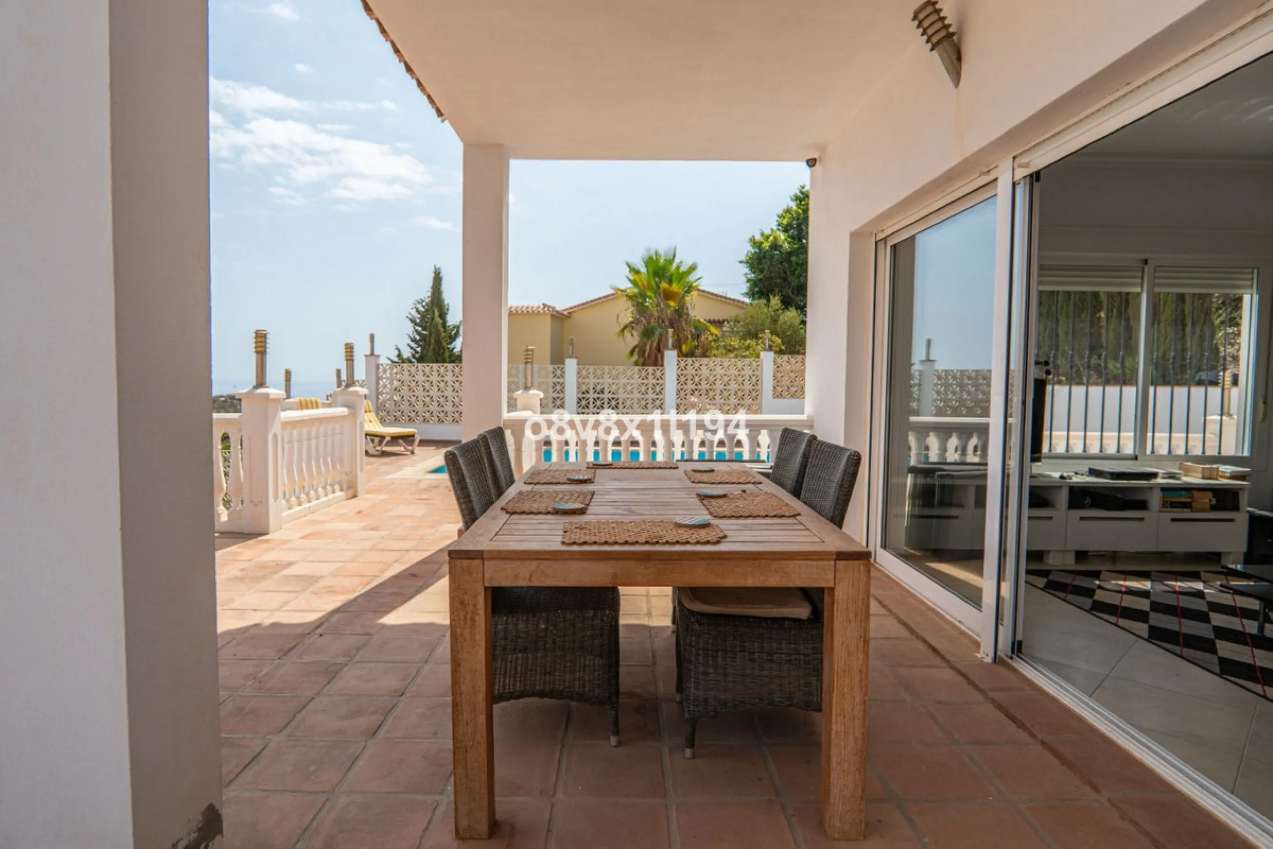 Looking for peace, space, and quality of life near the sea? Look no further! We present to you this spectacular detached villa located in a luxurious area of Benajarafe, just 1.5 km from the beach, offering stunning open views that will make you feel like