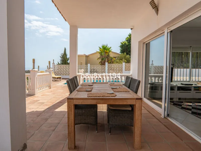 Looking for peace, space, and quality of life near the sea? Look no further! We present to you this spectacular detached villa located in a luxurious area of Benajarafe, just 1.5 km from the beach, offering stunning open views that will make you feel like