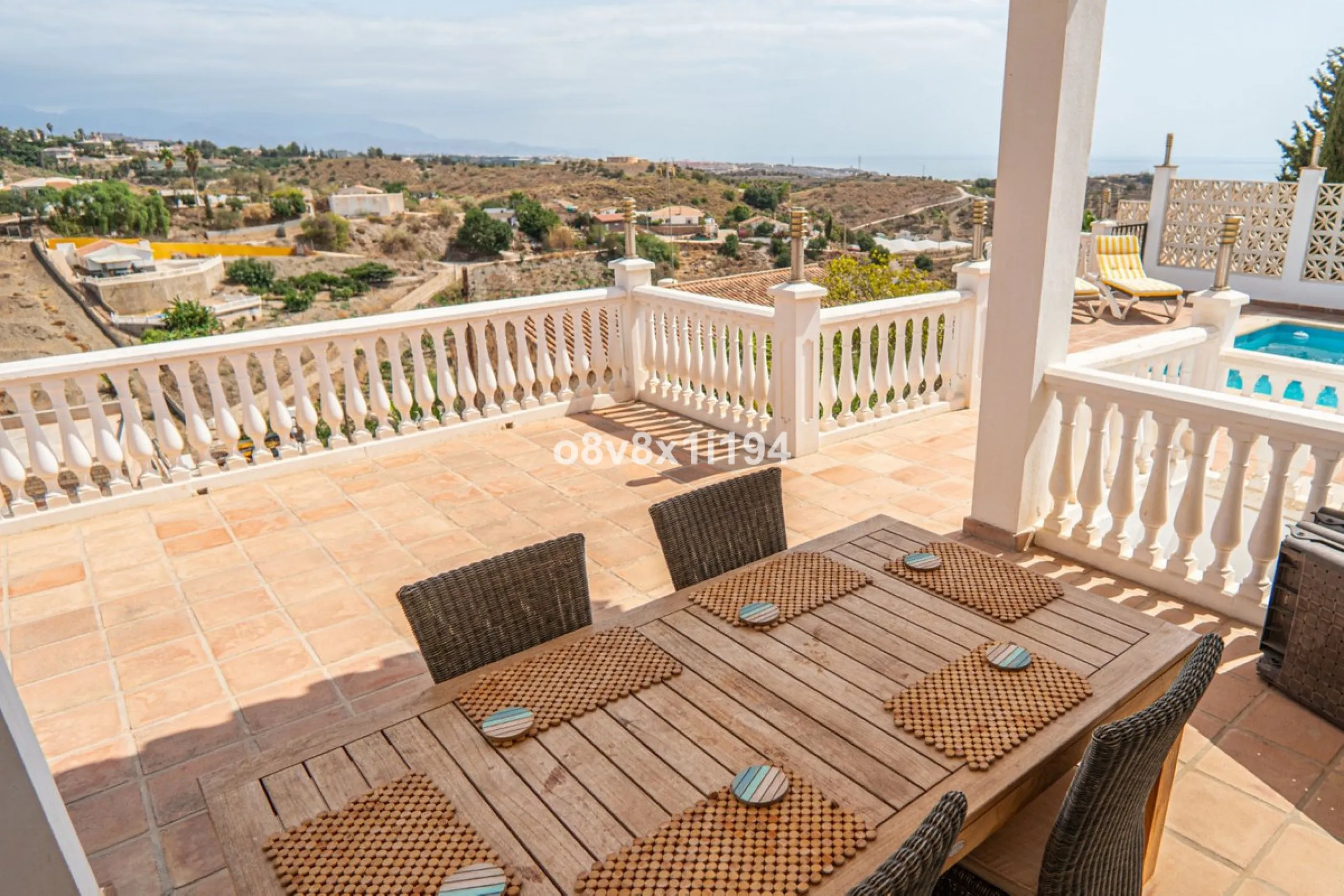 Looking for peace, space, and quality of life near the sea? Look no further! We present to you this spectacular detached villa located in a luxurious area of Benajarafe, just 1.5 km from the beach, offering stunning open views that will make you feel like