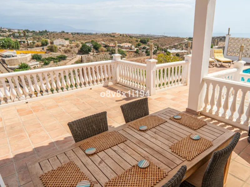 Looking for peace, space, and quality of life near the sea? Look no further! We present to you this spectacular detached villa located in a luxurious area of Benajarafe, just 1.5 km from the beach, offering stunning open views that will make you feel like