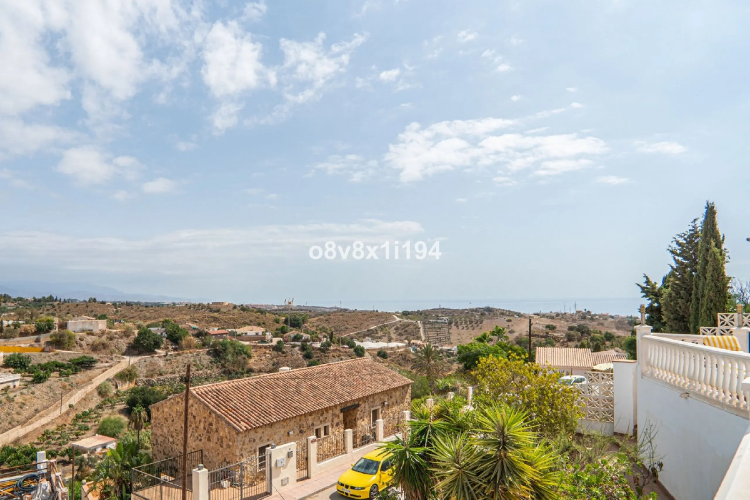 Looking for peace, space, and quality of life near the sea? Look no further! We present to you this spectacular detached villa located in a luxurious area of Benajarafe, just 1.5 km from the beach, offering stunning open views that will make you feel like