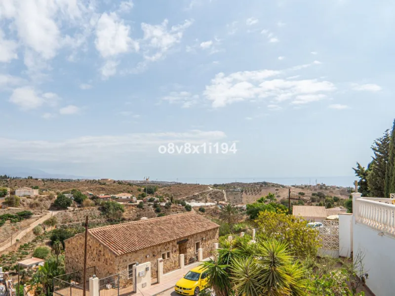 Looking for peace, space, and quality of life near the sea? Look no further! We present to you this spectacular detached villa located in a luxurious area of Benajarafe, just 1.5 km from the beach, offering stunning open views that will make you feel like