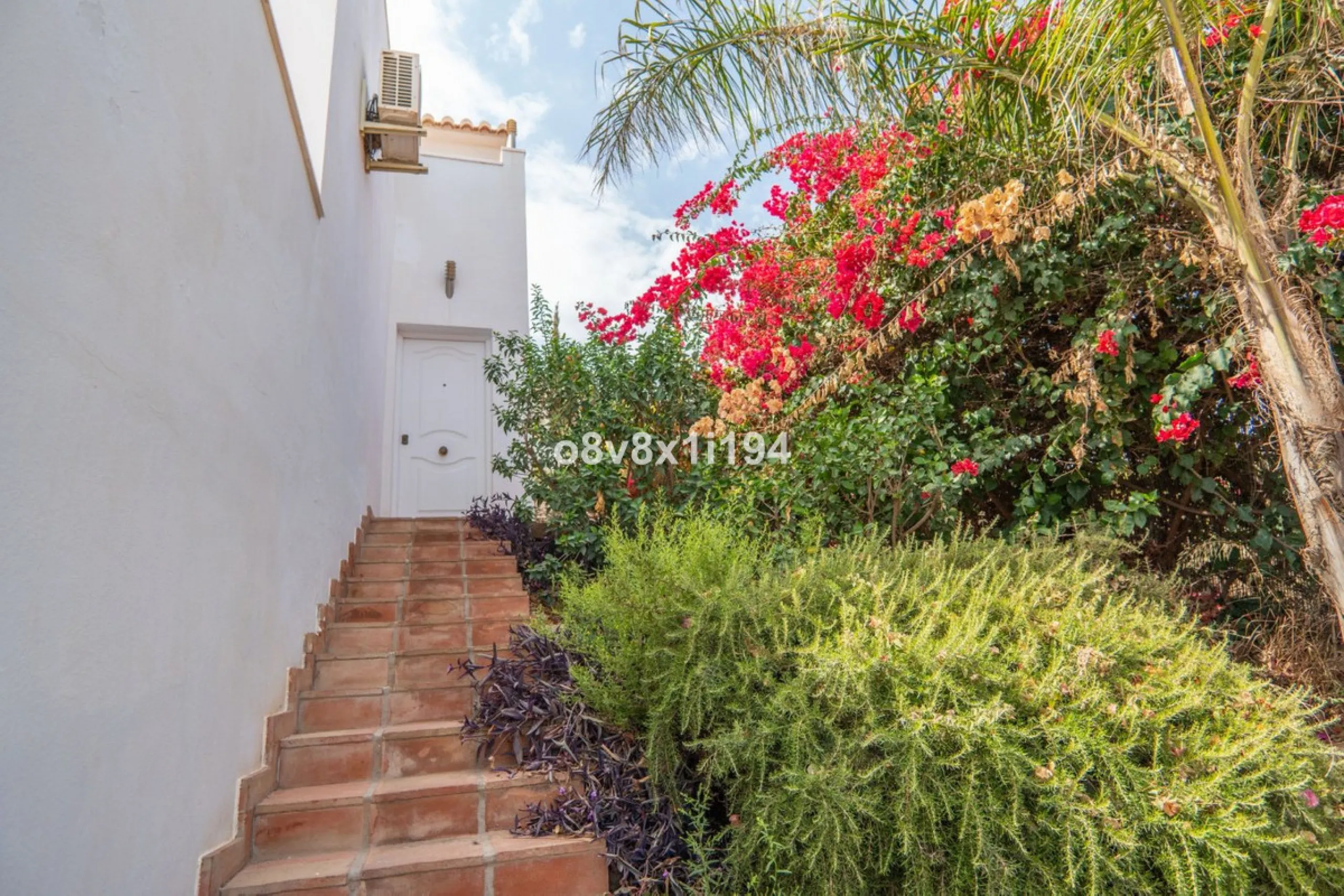 Looking for peace, space, and quality of life near the sea? Look no further! We present to you this spectacular detached villa located in a luxurious area of Benajarafe, just 1.5 km from the beach, offering stunning open views that will make you feel like