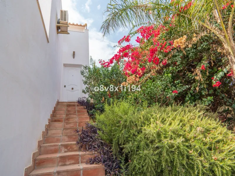 Looking for peace, space, and quality of life near the sea? Look no further! We present to you this spectacular detached villa located in a luxurious area of Benajarafe, just 1.5 km from the beach, offering stunning open views that will make you feel like