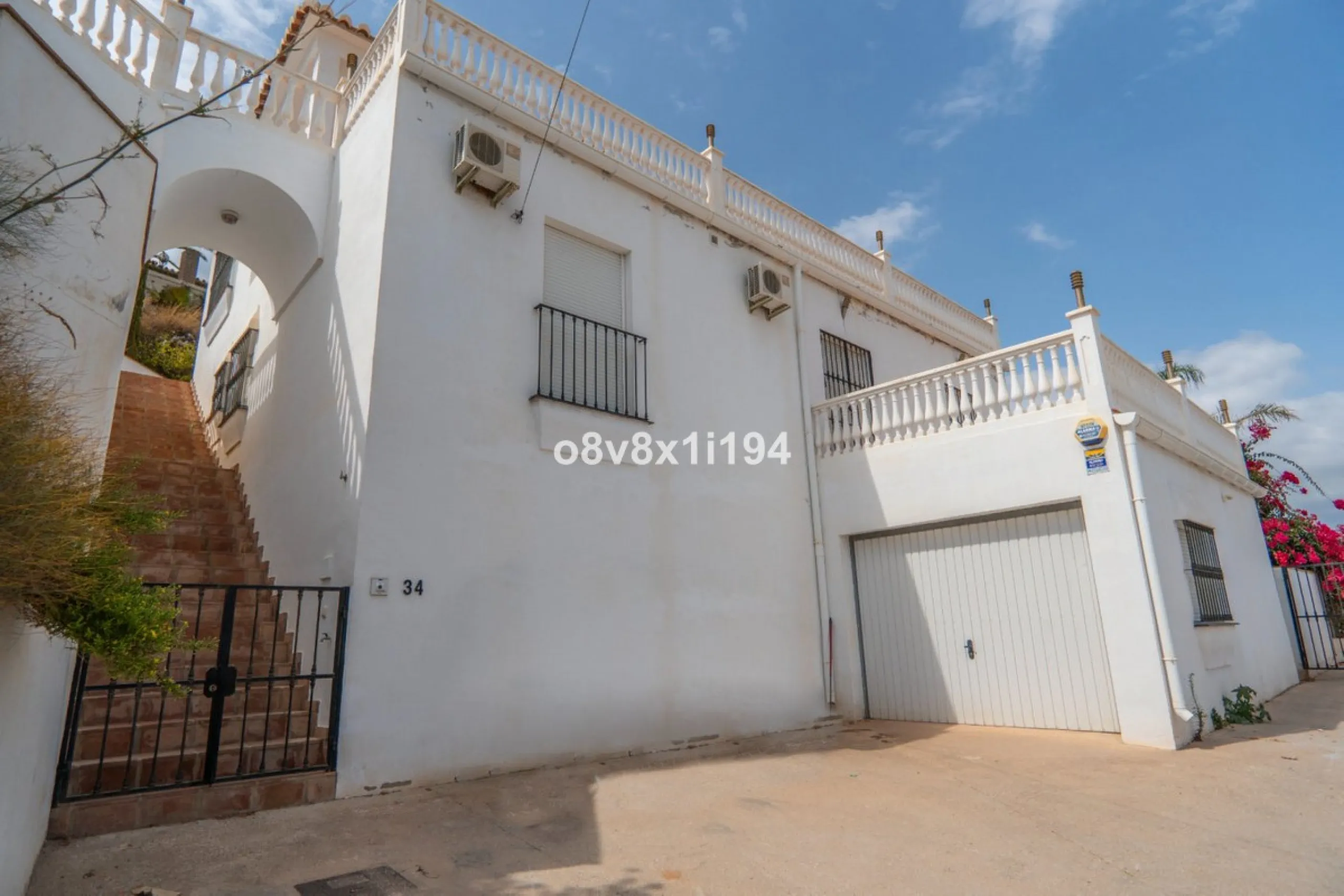 Looking for peace, space, and quality of life near the sea? Look no further! We present to you this spectacular detached villa located in a luxurious area of Benajarafe, just 1.5 km from the beach, offering stunning open views that will make you feel like