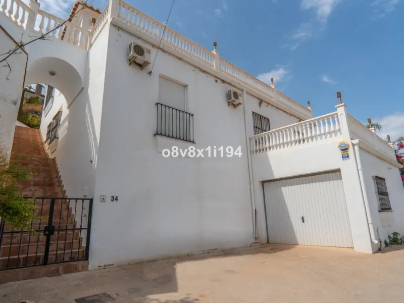 Looking for peace, space, and quality of life near the sea? Look no further! We present to you this spectacular detached villa located in a luxurious area of Benajarafe, just 1.5 km from the beach, offering stunning open views that will make you feel like