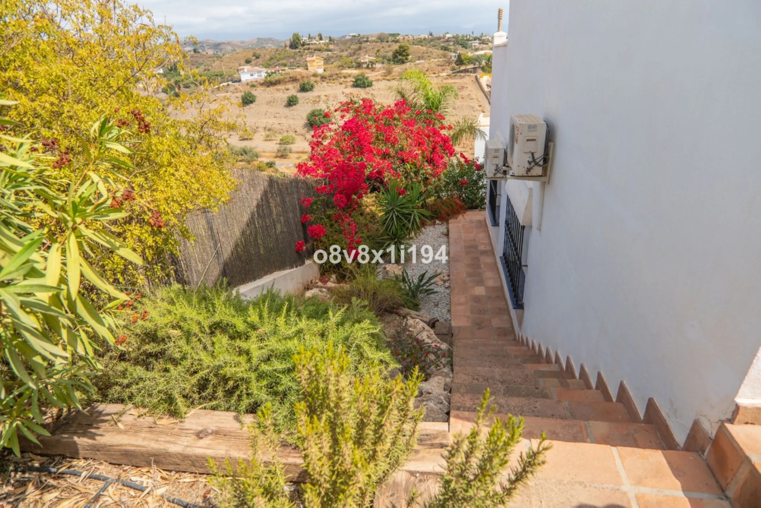 Looking for peace, space, and quality of life near the sea? Look no further! We present to you this spectacular detached villa located in a luxurious area of Benajarafe, just 1.5 km from the beach, offering stunning open views that will make you feel like