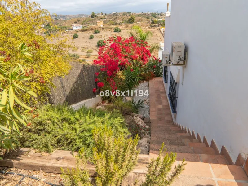 Looking for peace, space, and quality of life near the sea? Look no further! We present to you this spectacular detached villa located in a luxurious area of Benajarafe, just 1.5 km from the beach, offering stunning open views that will make you feel like