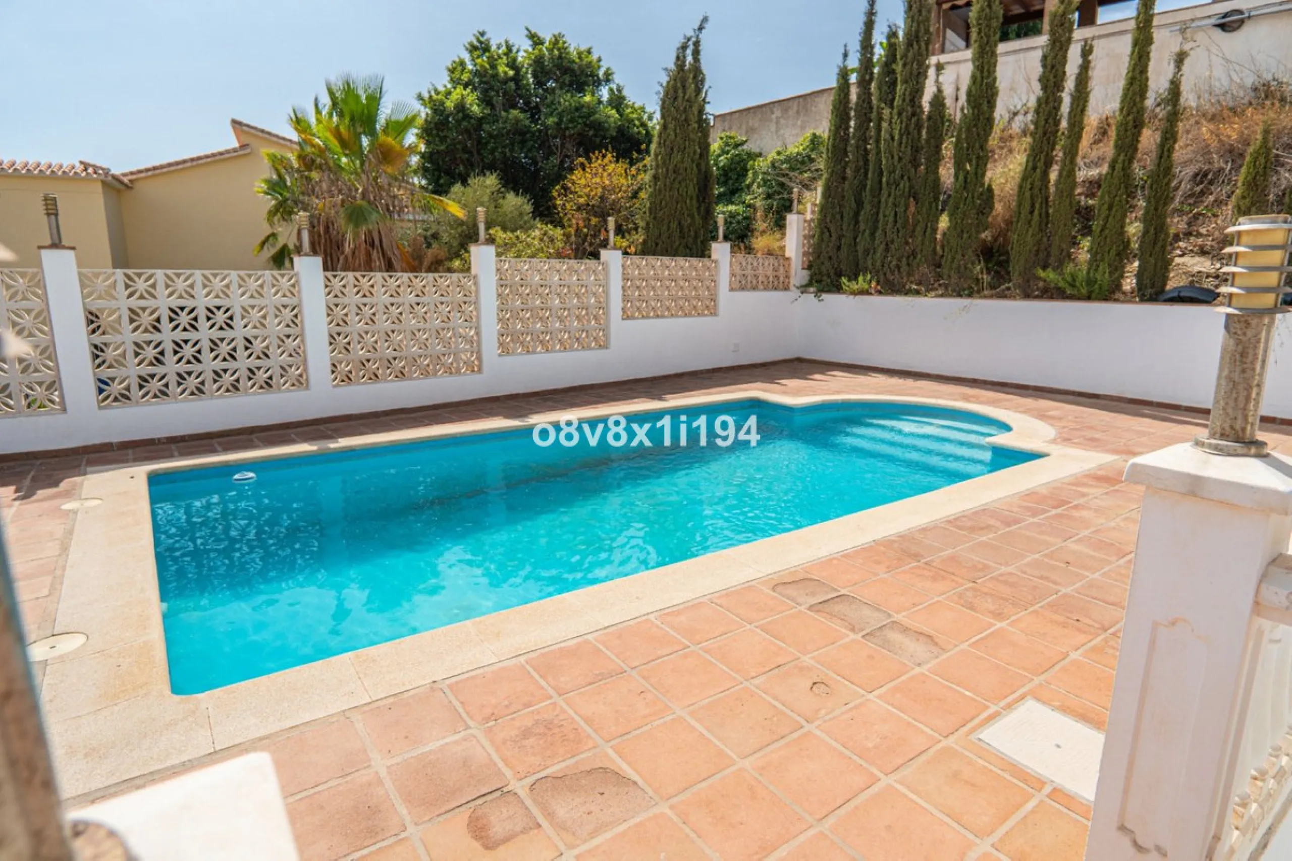 Looking for peace, space, and quality of life near the sea? Look no further! We present to you this spectacular detached villa located in a luxurious area of Benajarafe, just 1.5 km from the beach, offering stunning open views that will make you feel like