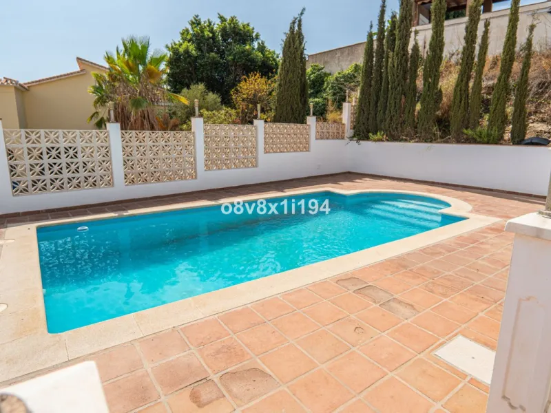 Looking for peace, space, and quality of life near the sea? Look no further! We present to you this spectacular detached villa located in a luxurious area of Benajarafe, just 1.5 km from the beach, offering stunning open views that will make you feel like