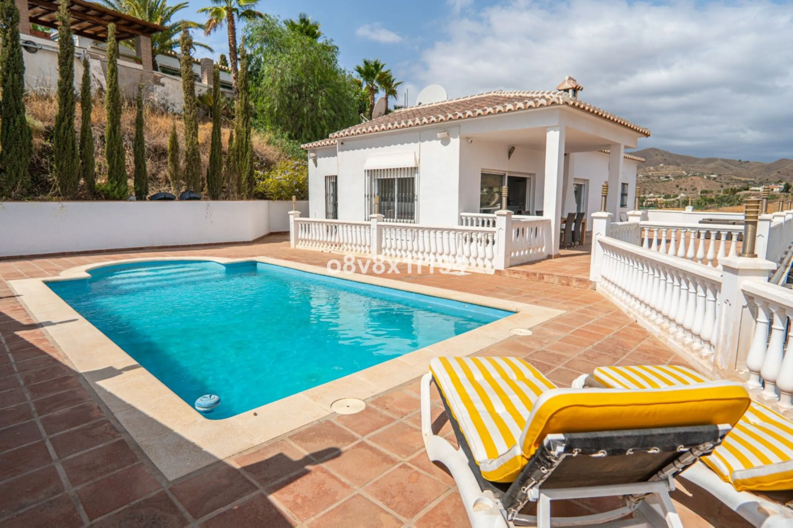 Looking for peace, space, and quality of life near the sea? Look no further! We present to you this spectacular detached villa located in a luxurious area of Benajarafe, just 1.5 km from the beach, offering stunning open views that will make you feel like