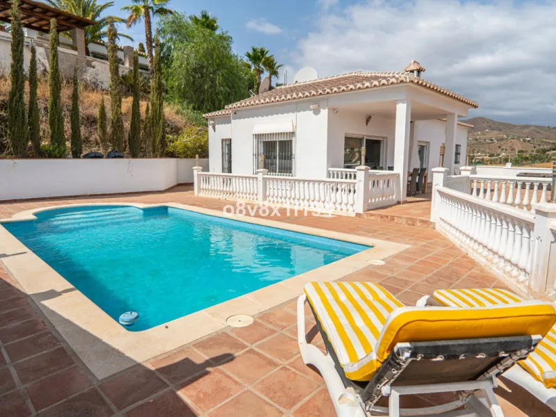 Looking for peace, space, and quality of life near the sea? Look no further! We present to you this spectacular detached villa located in a luxurious area of Benajarafe, just 1.5 km from the beach, offering stunning open views that will make you feel like