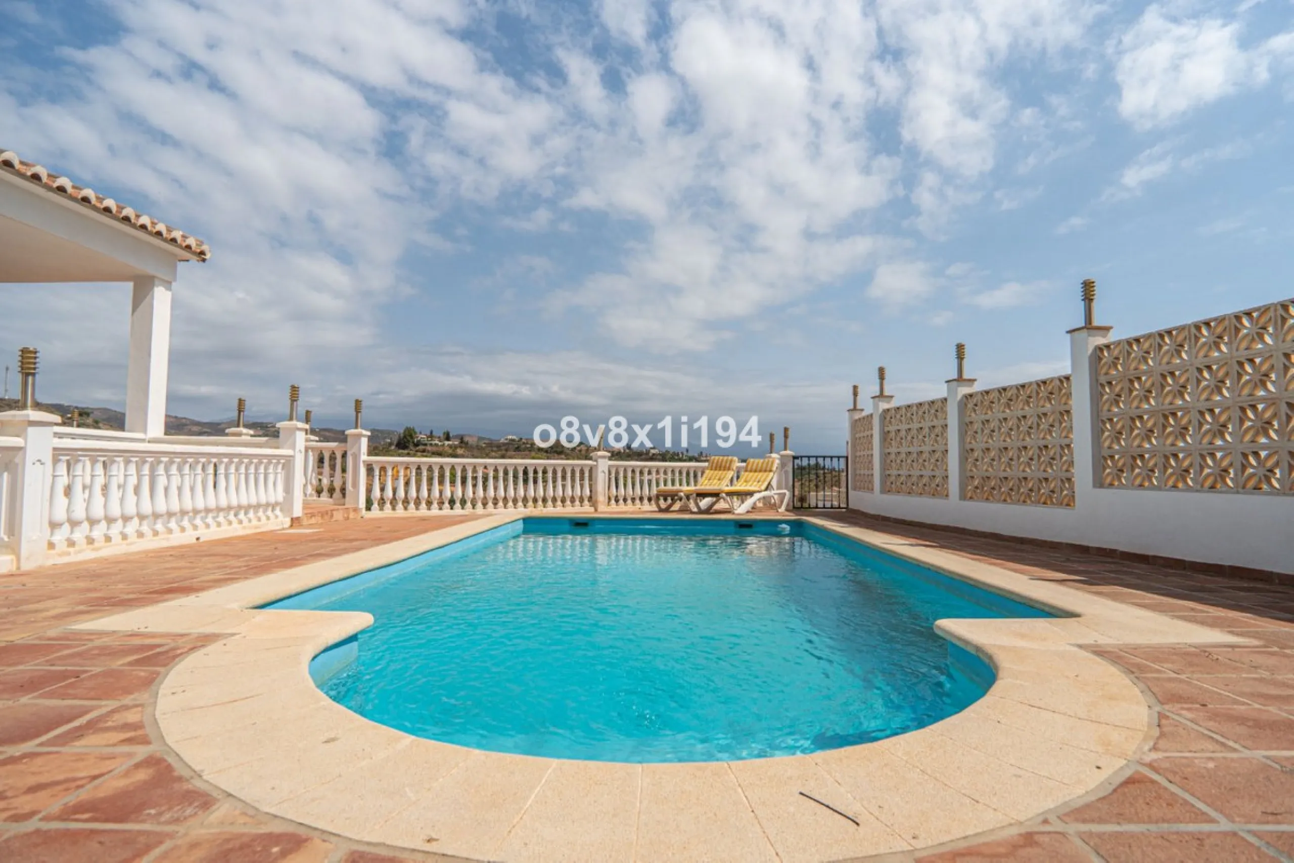 Looking for peace, space, and quality of life near the sea? Look no further! We present to you this spectacular detached villa located in a luxurious area of Benajarafe, just 1.5 km from the beach, offering stunning open views that will make you feel like
