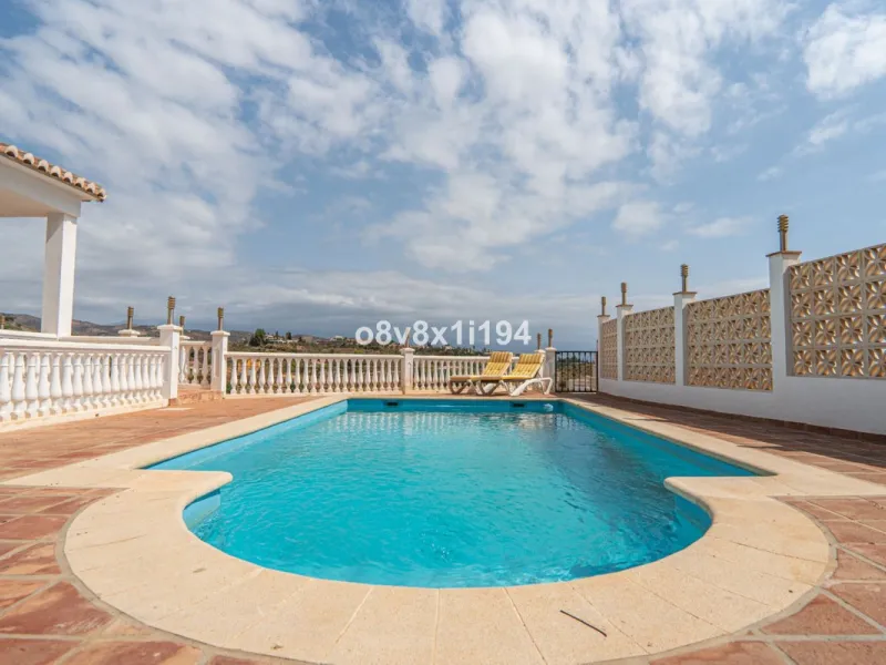 Looking for peace, space, and quality of life near the sea? Look no further! We present to you this spectacular detached villa located in a luxurious area of Benajarafe, just 1.5 km from the beach, offering stunning open views that will make you feel like