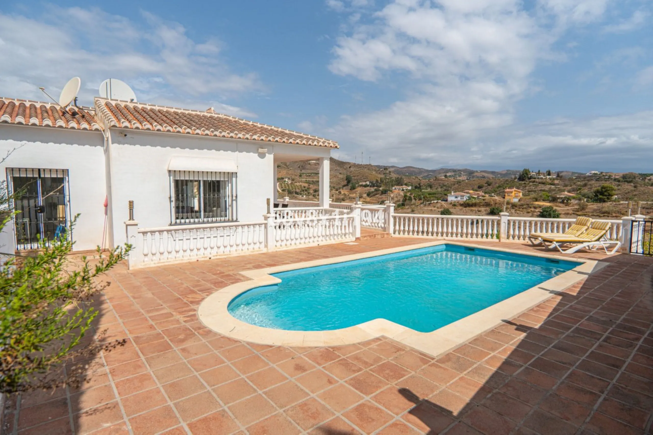 Looking for peace, space, and quality of life near the sea? Look no further! We present to you this spectacular detached villa located in a luxurious area of Benajarafe, just 1.5 km from the beach, offering stunning open views that will make you feel like